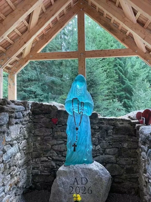 Skleněná socha pod dřevěnou stříškou u Hauswaldské kaple